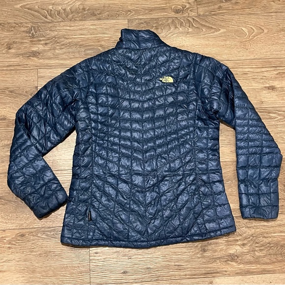 The North Face Thermoball womens hooded jacket. Size Large - Picture 9 of 16